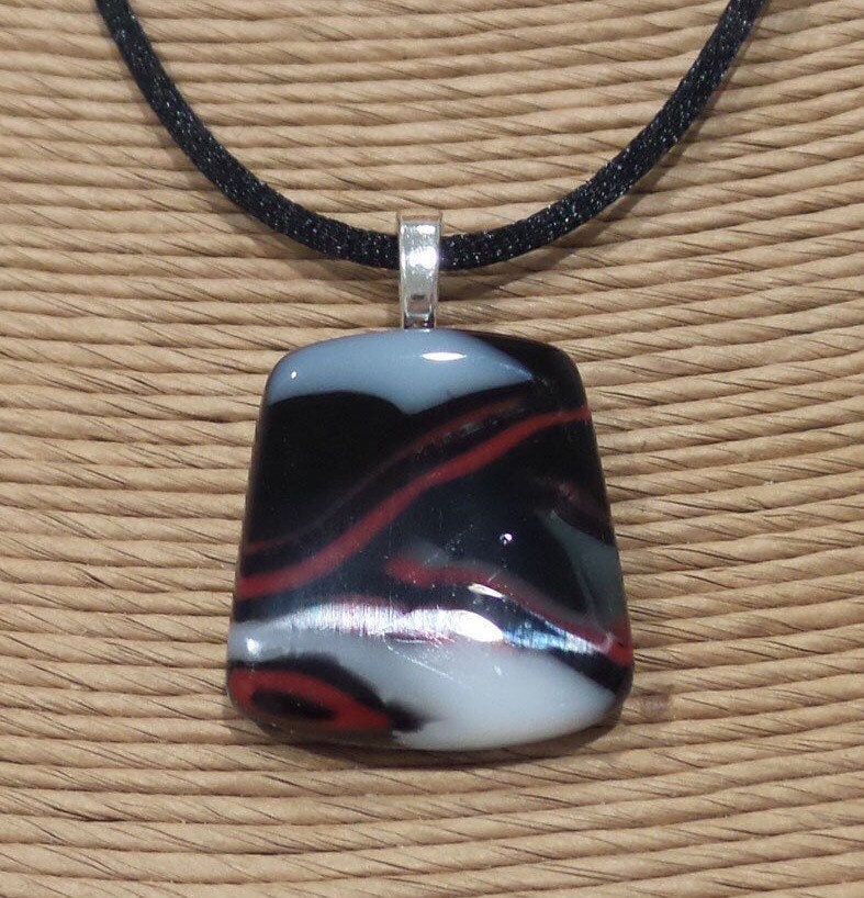 Rot Schwarz Und Weiß Anhänger, Geschmolzenem Glas Schmuck, Handgemachte Schmuck Auf Etsy, Sofort Lieferbar, Glassicherung, Geschenk Für Sie von mysassyglass