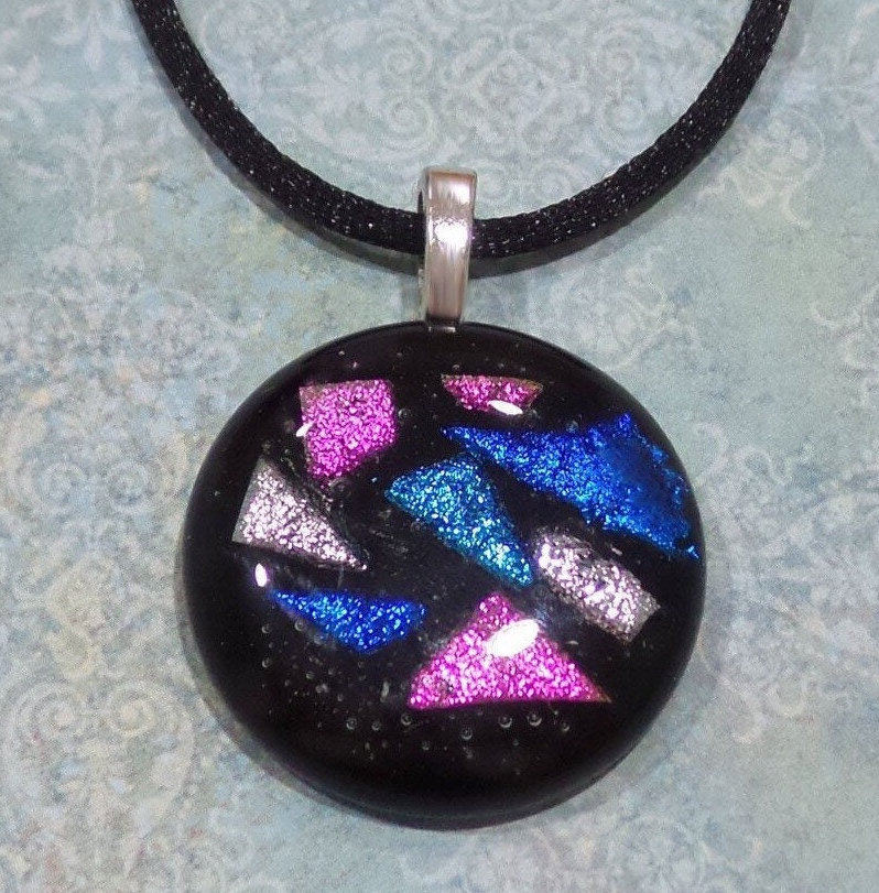 Runder, Schwarzer Quarzglas-Anhänger Mit Blauem, Rosa Und Silbernem Dichroic, Versandfertig, Geschmolzenes Glas Schmuck, Dichroic Schmuck - Pac von mysassyglass