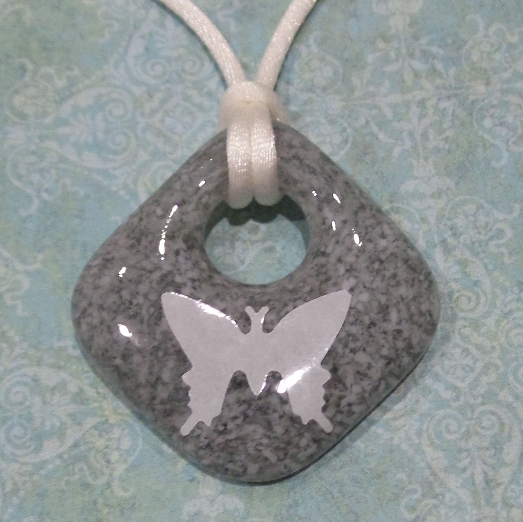 Schmetterling Anhänger, Grauer Quarzglas Anhänger Mit Weißem Schmetterling, Sommer Schmuck Geschenk Für Sie, Bereit Zu Versenden - Süßer Schmetterling Anhänger, Grauer Quarzglas Anhänger Mit Weißem Schmetterling, Sommer Schmuck Geschenk Für Sie, Bereit Zu Versenden - Süßer von mysassyglass