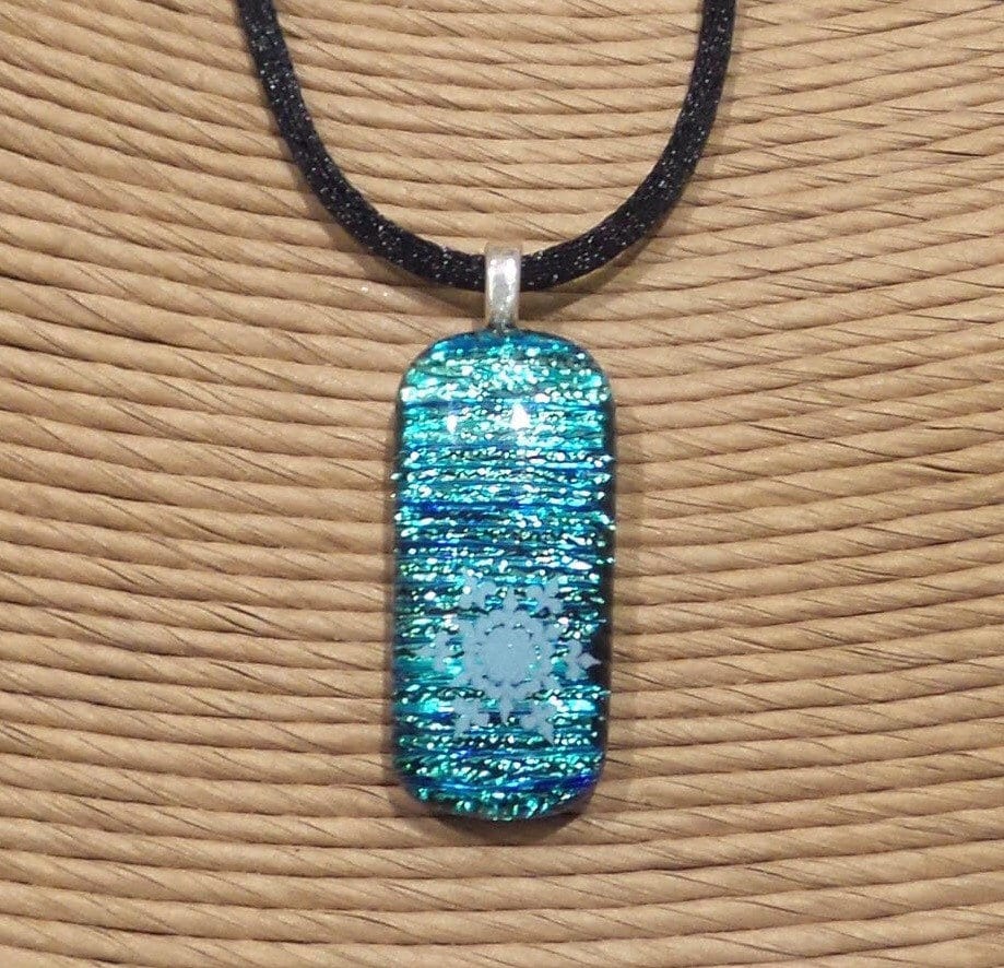Schneeflocke Halskette, Blauer Anhänger Mit Weißem Schneeflockenaufkleber, Verschmolzener Glasschmuck, Geschenke Unter 20, Dichroic Halskette von mysassyglass