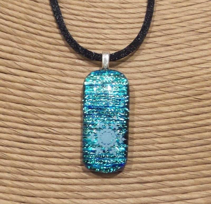Schneeflocke Halskette, Blauer Anhänger Mit Weißem Schneeflockenaufkleber, Verschmolzener Glasschmuck, Geschenke Unter 20, Dichroic Halskette von mysassyglass