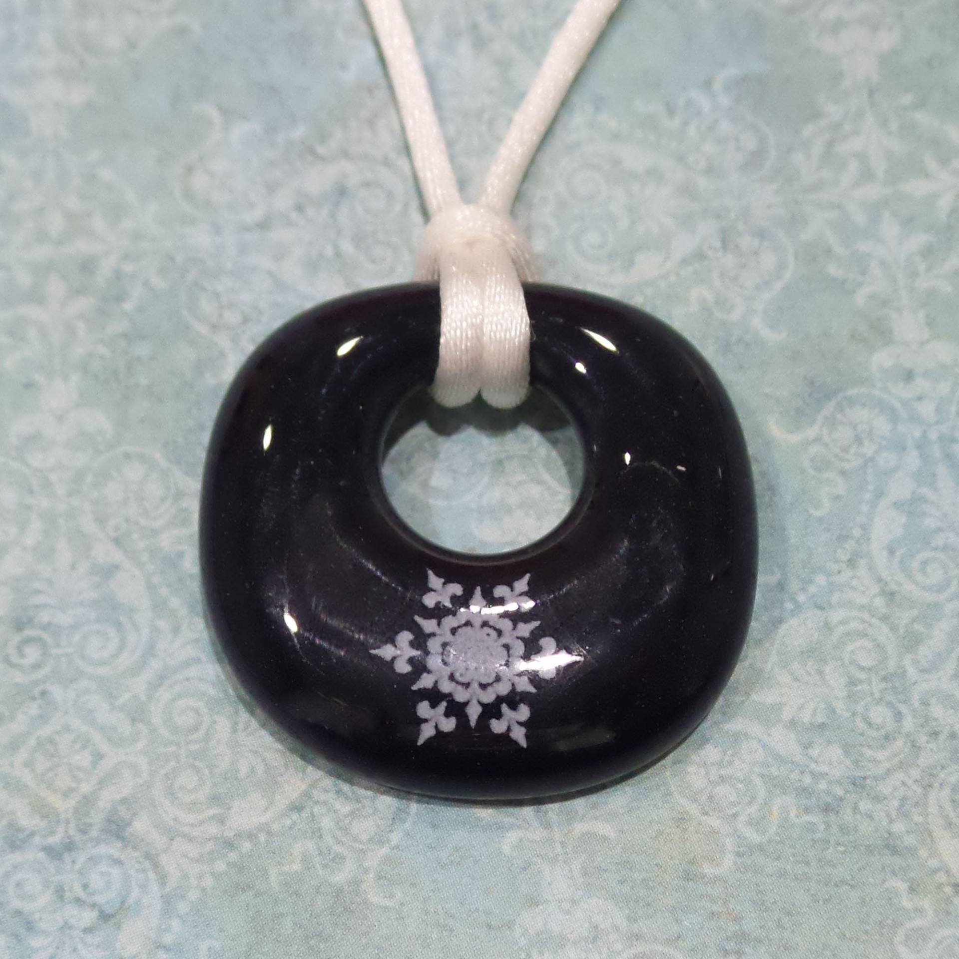 Schneeflocke Halskette, Mitternacht Blau Anhänger Mit Weißen Aufkleber, Winter, Schnee, Skifahren, Rodeln, Outdoor - Januar -21 von mysassyglass