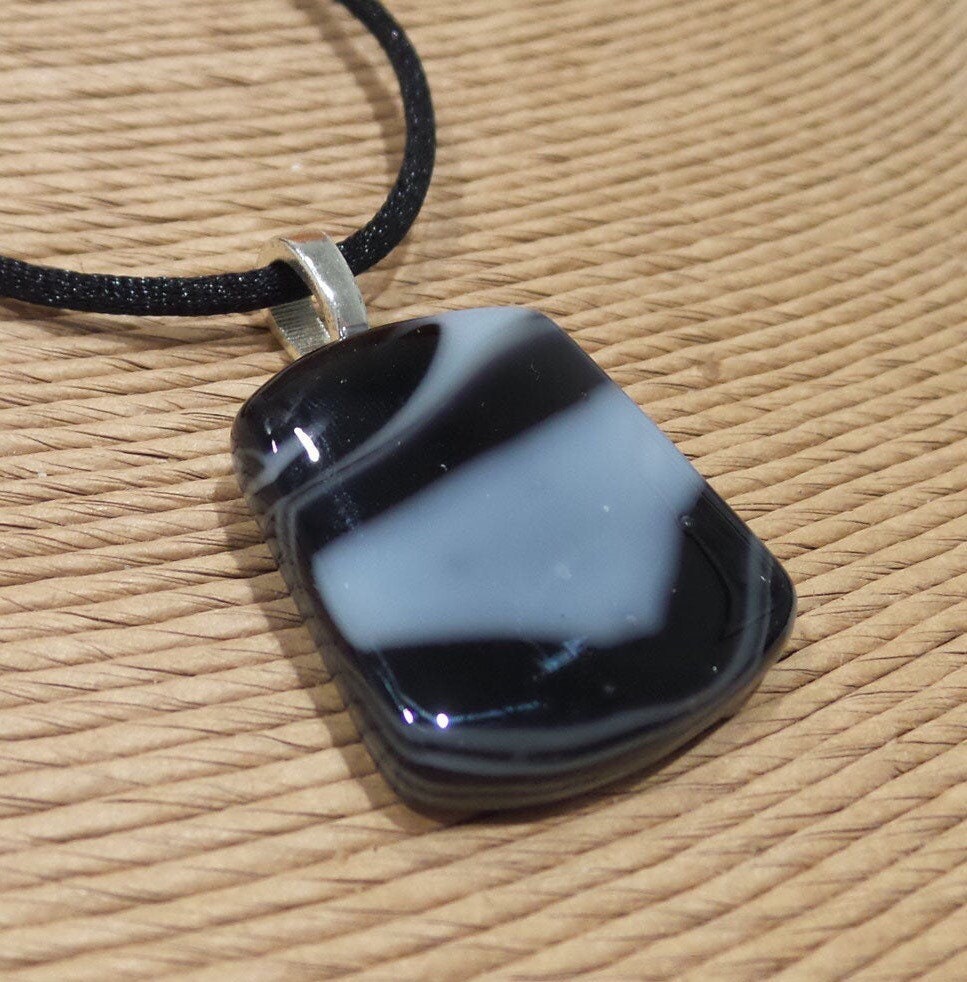 Schwarz Weißer Anhänger, Geschmolzener Glasschmuck, Omega Slide, Glaskostümschmuck, Schwarz Schmuck, Versandfertig - Johanna -4658-4 von mysassyglass