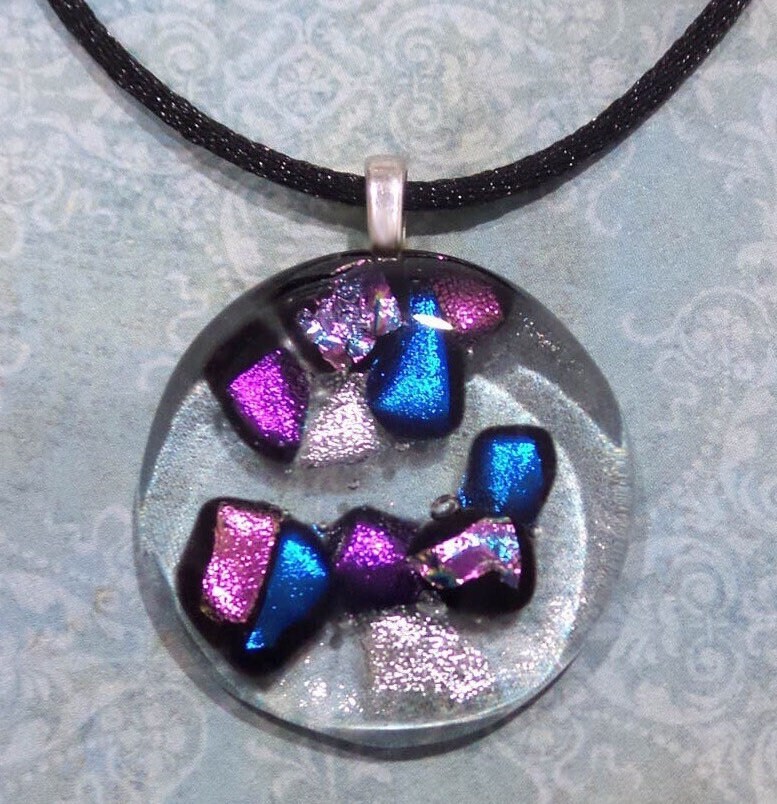 Transparenter Quarzglas-Anhänger Mit Lila-Rosa-Blau-Dichroic-Akzenten, Quarzglas-Schmuck, Versandfertig - The Lights Of Broadway 1837-5 Transparenter Quarzglas-Anhänger Mit Lila-Rosa-Blau-Dichroic-Akzenten, Quarzglas-Schmuck, Versandfertig - The Lights Of Broadway 1837-5 von mysassyglass