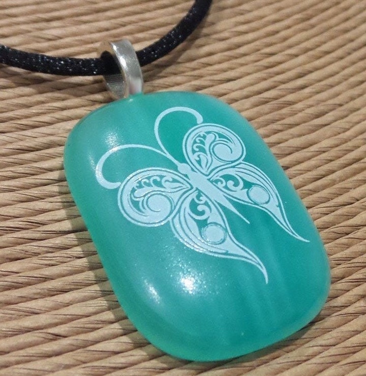 Türkis Grün Mit Weißer Schmetterling Halskette, Quarzglas Anhänger, Omega Objektträger, Handgemachter Glasschmuck, Sommer Geschenk - Float Away von mysassyglass