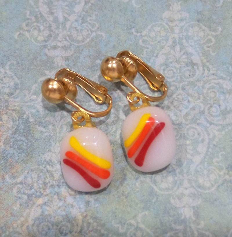 Weiße Ohrclips Mit Gelb Orangen Und Roten Streifen, Baumeln Ohrclips, Nicht Durchbohrte Ohrringe, Versandfertig - Freundlich -7 von mysassyglass