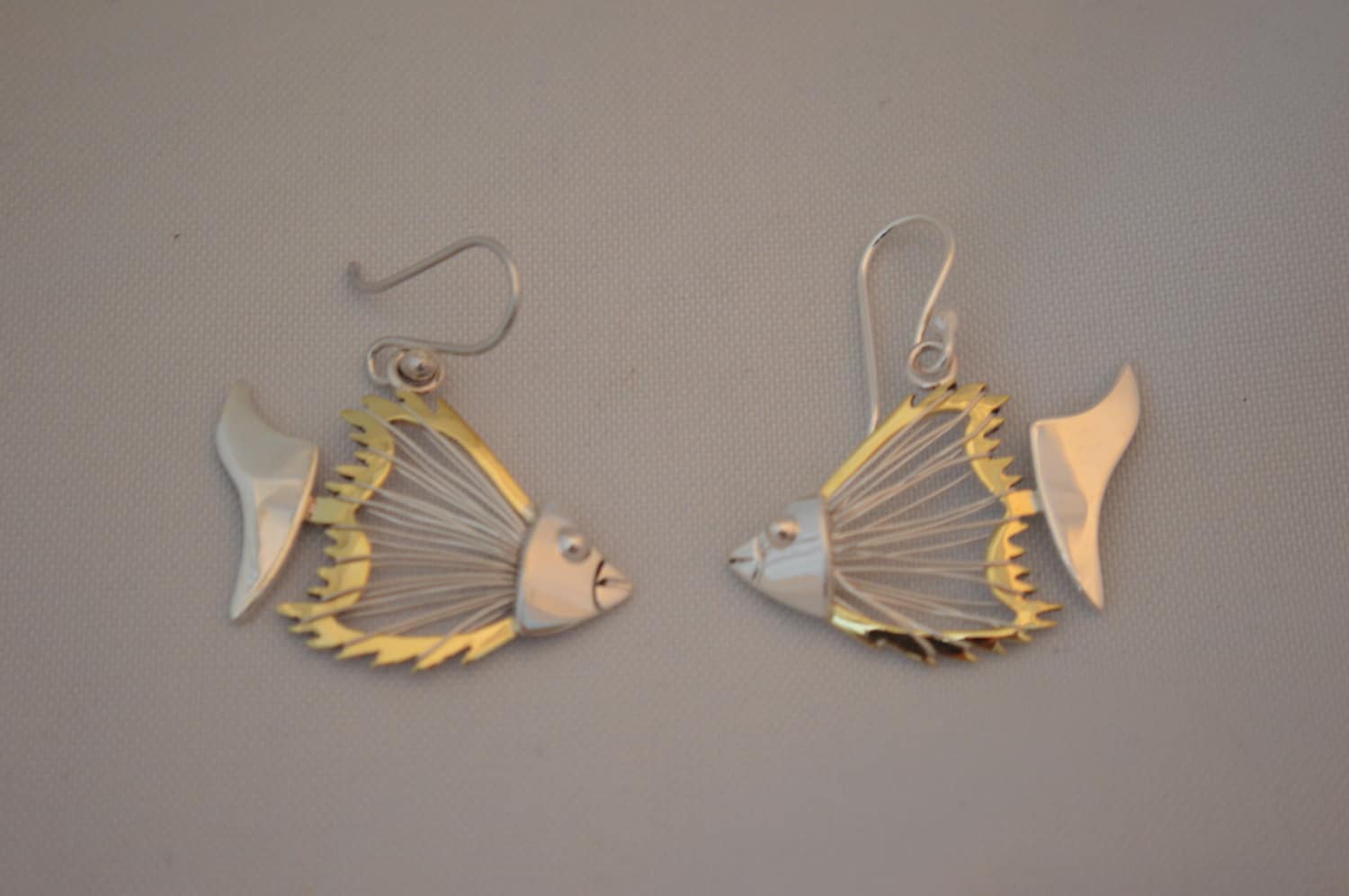 Solide.925 Sterling Silber Engel Fisch Ohrringe W/Messing Trim Handgemachte Einzigartiges Design von mysilvershoppe