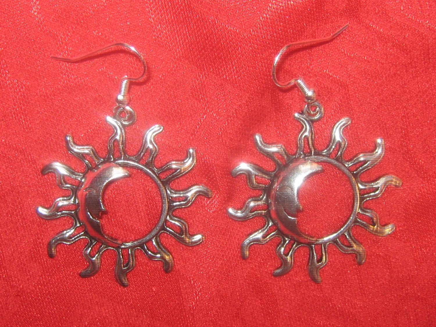 New Wiccan Große Silber Ton 35mm Schöne Sun Ray Moon Ohrringe New Wiccan Große Silber Ton 35mm Schöne Sun Ray Moon Ohrringe von mysticalserina