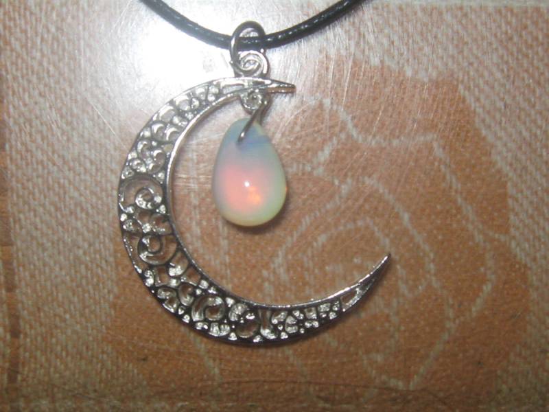 Silberfarbene Filagree Halbmond Und Opalite Teardrop Anhänger Halskette Silberfarbene Filagree Halbmond Und Opalite Teardrop Anhänger Halskette von mysticalserina
