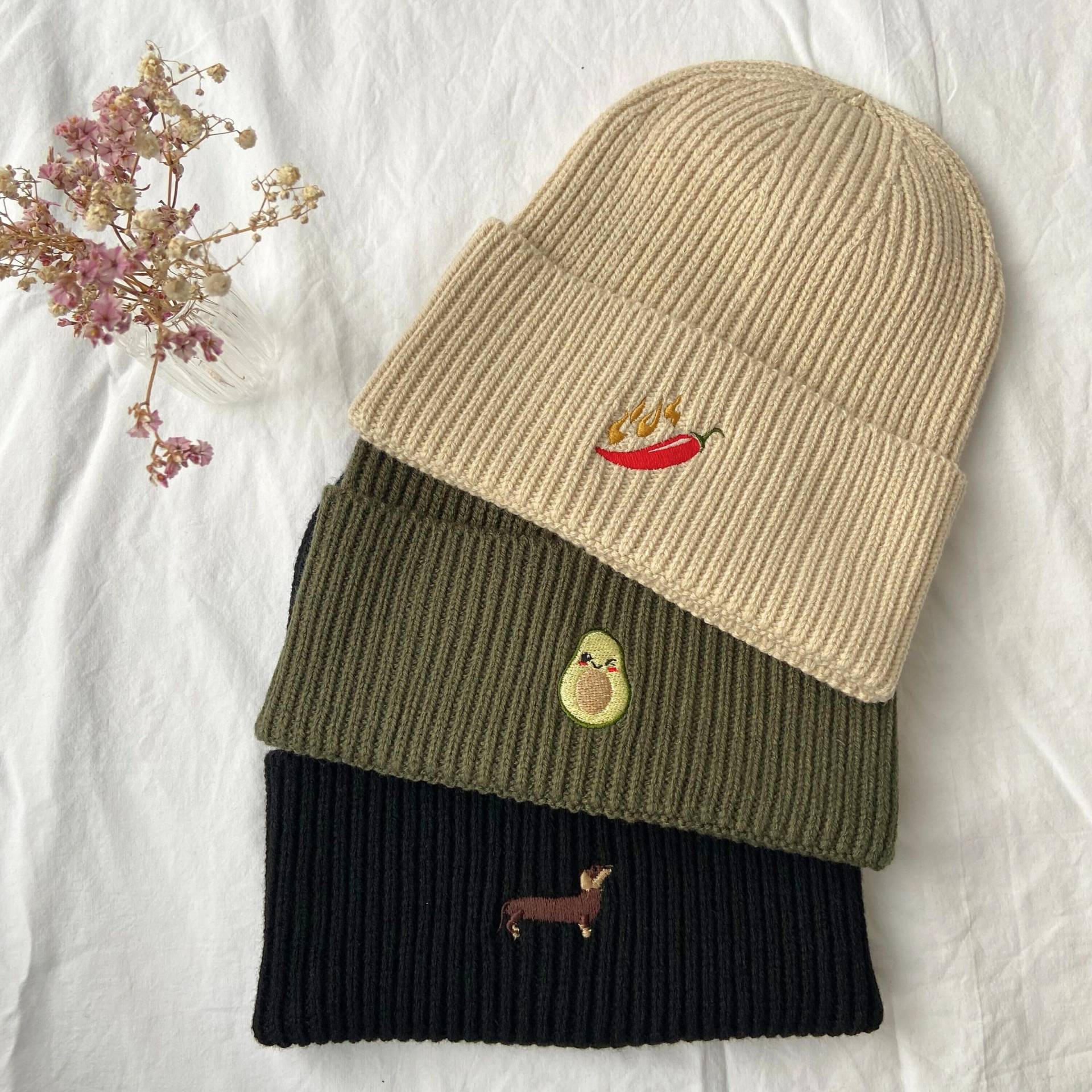 Mütze Mit Motiv Bestickt - Personalisierte Beanie Aus Hochwertigem Strick Als Außergewöhnliche Geschenkidee | Grob von mystitcheryDE