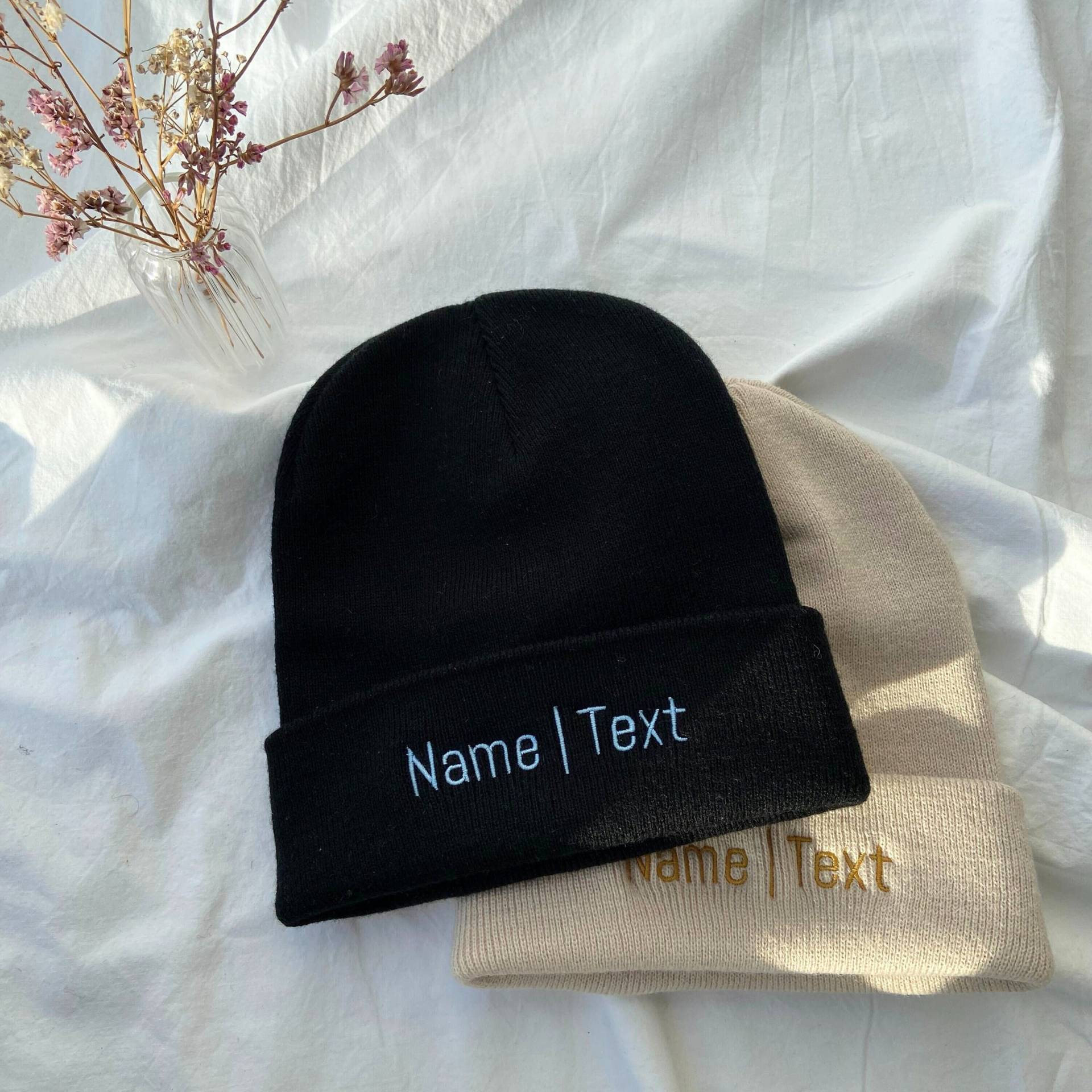 Mütze Mit Namen Oder Wunschtext Bestickt - Personalisierte Beanie Aus Hochwertigem, Doppellagigem Strick Als Außergewöhnliche Geschenkidee von mystitcheryDE