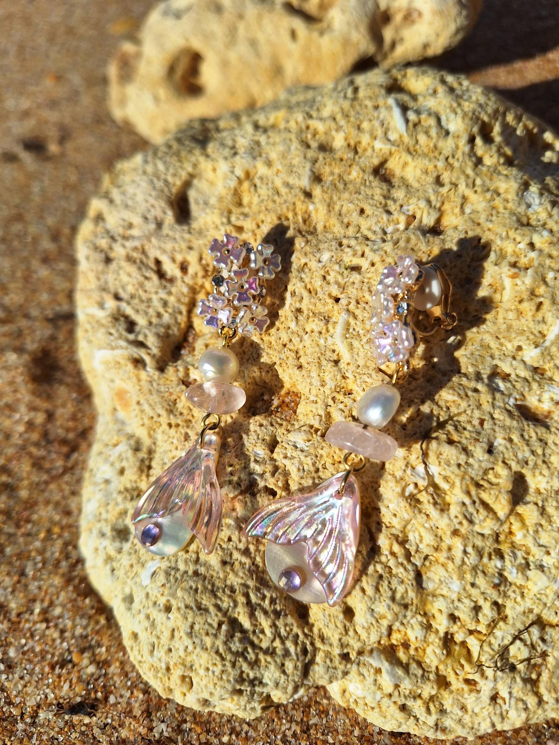 Beachy Ohrclips Mit Kleinen Blüten. Ideal Für Empfindliche Ohren, Keine Ohrlöcher, Perlmutt, Flosse, Rosenquarz, Rosa von mysupermood