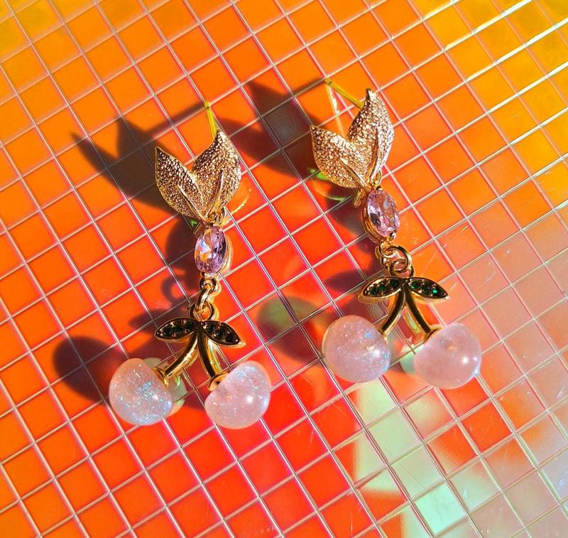 Cherry Day Ohrstecker Blatt Gold Messing, Glitzerstein, Rosa, Kirschen, Sommerlich, Leicht, Ideal Für Mädchen, Geschenkidee, Kind, Süß Cherry Day Ohrstecker Blatt Gold Messing, Glitzerstein, Rosa, Kirschen, Sommerlich, Leicht, Ideal Für Mädchen, Geschenkidee, Kind, Süß von mysupermood
