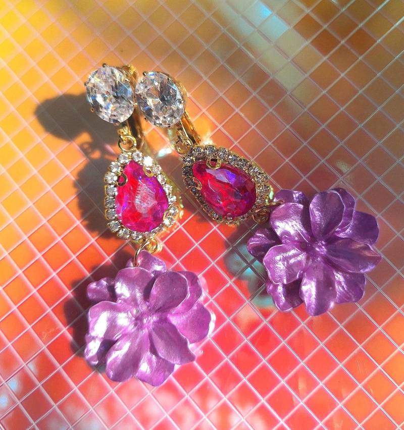 Dreamy Rose Ohrclips Vergoldet Mit Geschliffenen Kristallglasstein, Lila, Leicht, Blüte Aus Acryl, Sommerlich, Geschenkidee, Garten von mysupermood