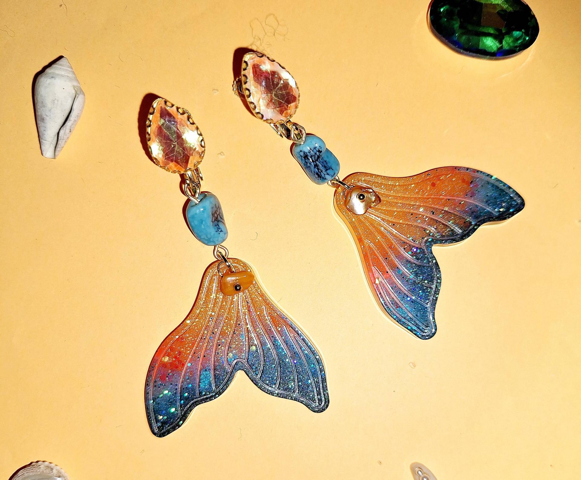 Fin Ohrclips Mit Glasstein Geschliffen in Orange, Flosse Aus Kunstharz Gegossen Bunt, Maritim, Meerjungfrau, Leicht, Meer, Perlmutt Charm Fin Ohrclips Mit Glasstein Geschliffen in Orange, Flosse Aus Kunstharz Gegossen Bunt, Maritim, Meerjungfrau, Leicht, Meer, Perlmutt Charm von mysupermood