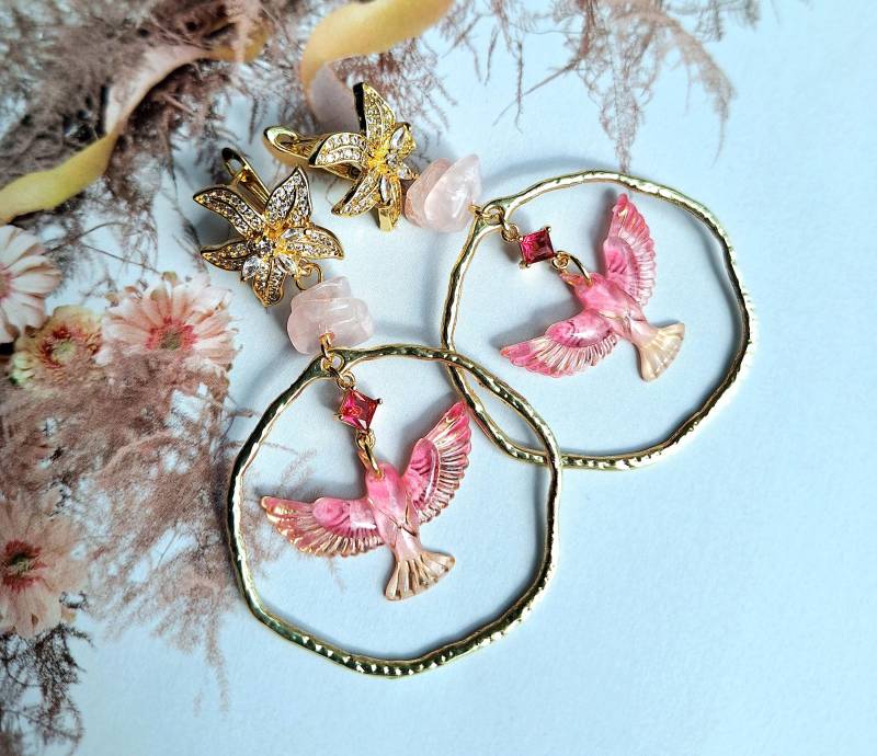 Free Bird Ohrstecker Messing Mit Zirkon, Glasstein Rosa, Vogel Aus Acryl, Leicht, Rosenquarz, Blüte, Creole, Gold, Sommerlich von mysupermood