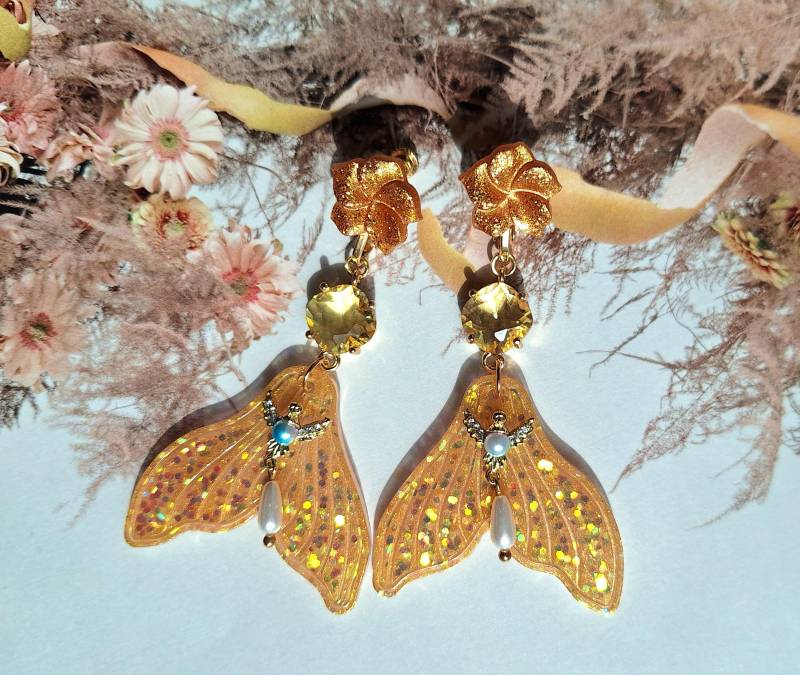 Gold Rush Ohrclips Mit Frangipani, Flosse Aus Kunstharz Gegossen Glitzer, Glasstein Geschliffen, Messing, Leicht, Meer, Maritim von mysupermood