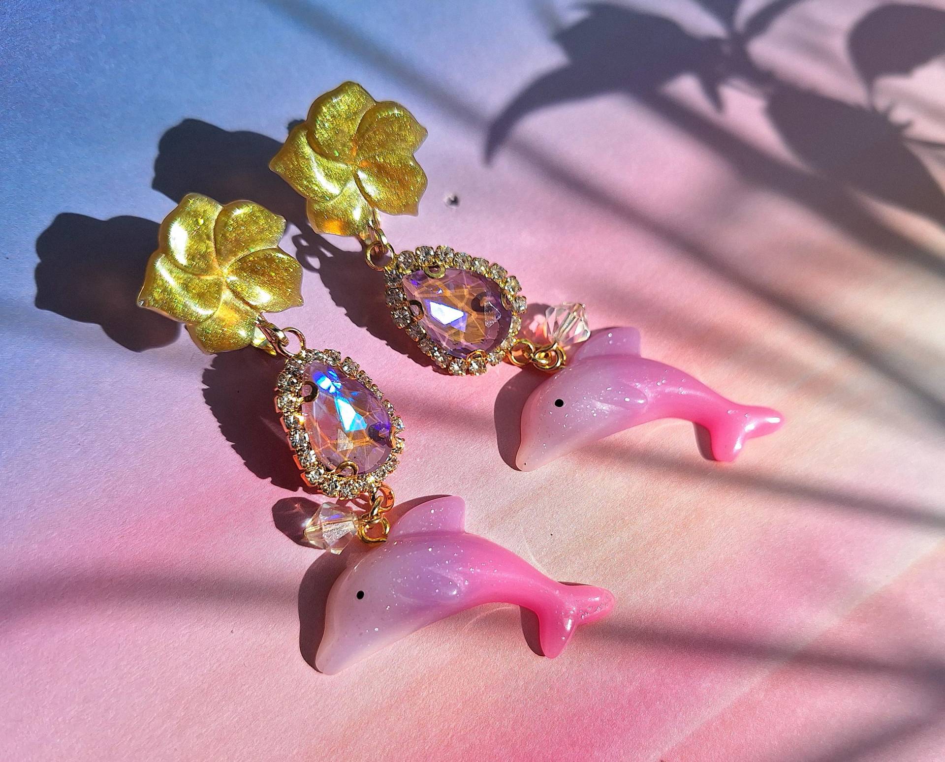 Hey Dolphin Ohrclips Mit Frangipani Aus Kunstharz, Delfin Rosa, Glasstein Geschliffen, Maritim, Sommer, Verspielt, Leicht, Lila von mysupermood