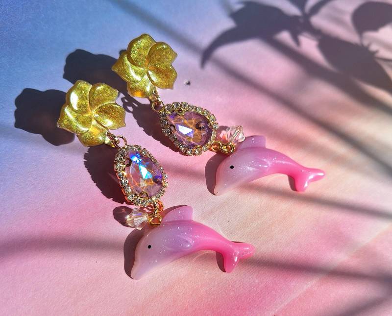 Hey Dolphin Ohrclips Mit Frangipani Aus Kunstharz, Delfin Rosa, Glasstein Geschliffen, Maritim, Sommer, Verspielt, Leicht, Lila von mysupermood