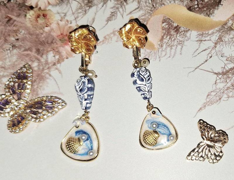 Island Life Ohrclips Mit Frangipani Aus Kunstharz Gegossen, Bronze, Edelstahl Charm, Emailliert, Mondstein, Leicht von mysupermood