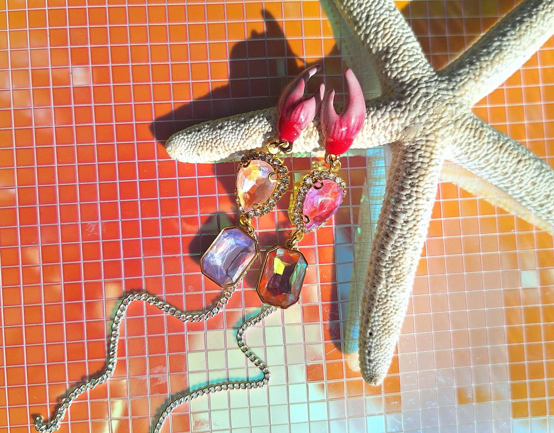 Mermazing Ohrstecker Messing Emailliert, Scheerenhand, Lobster, Pink, Glasstein Geschliffen, Edelstahl Charm, Orange, Leicht, Festival von mysupermood