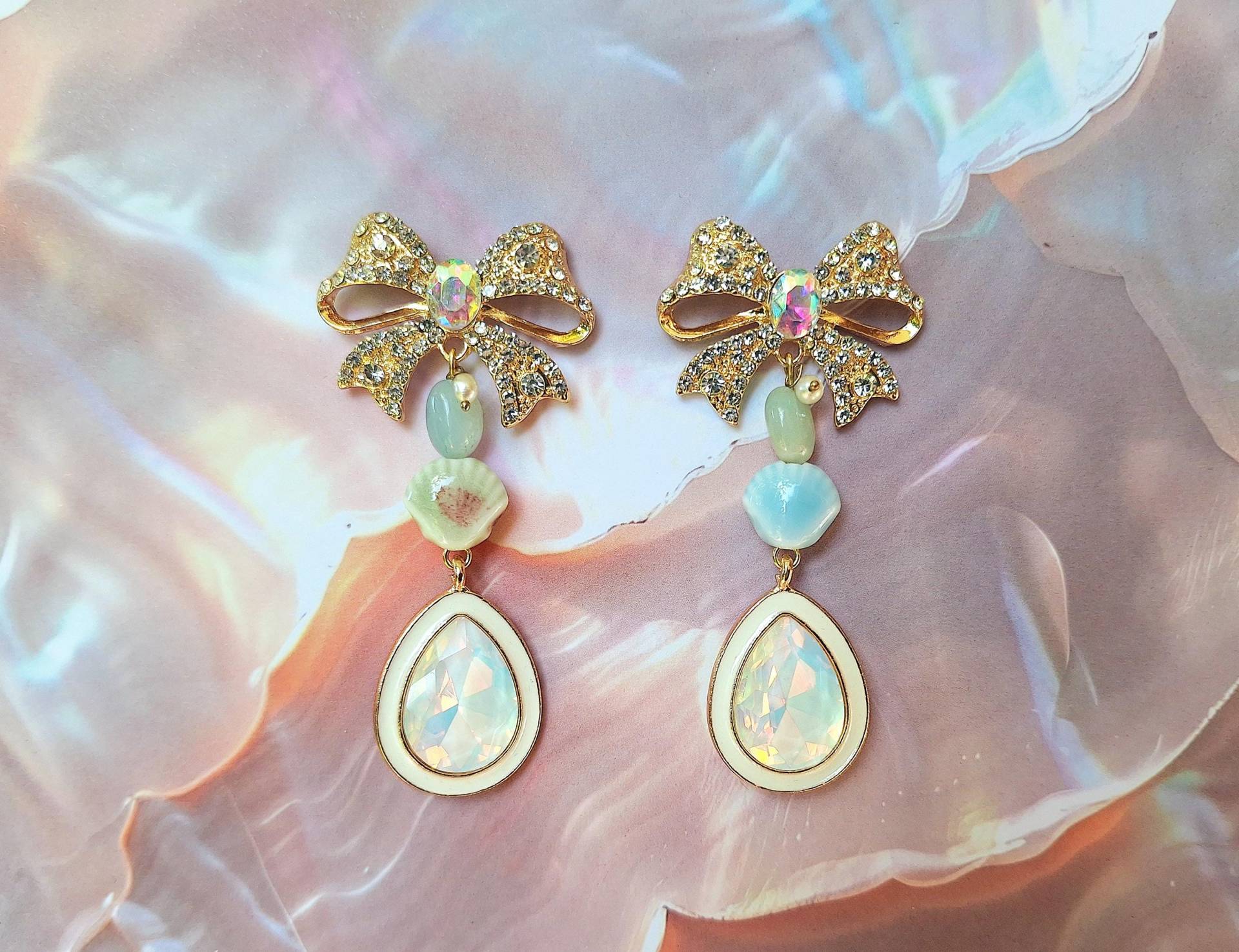 White Sand Ohrstecker Schleife, Glitzerstein, Messing, Keramik Perle, Aquamarin, Maritim, Tropfen Glasstein Weiß, Urlaub, Hochzeit von mysupermood