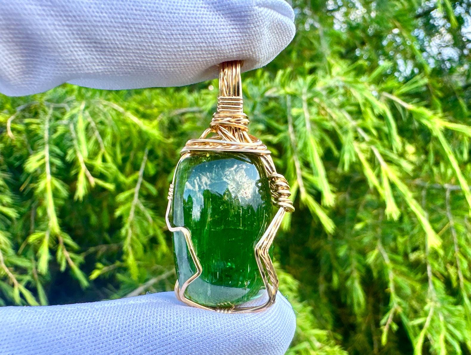 47Ct Grüner Turmalin, 14 Karat Unikat Gold Anhänger Mit Highquality Turmalin Im Cabochon Edelstein Schliff von nAturaIArT