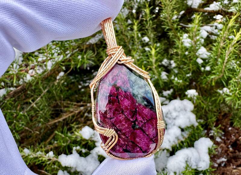 Drachenblut, Epidot Jaspis, 14 Karat Unikat Gold Anhänger Mit 62Ct Highquality Drachenblut Stein von nAturaIArT