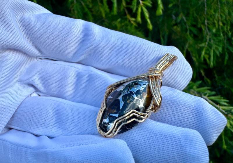 Seymchan Pallasit Meteorit, 14 Karat Unikat Gold Anhänger Mit 47Ct Highquality Im Cabochon Schliff von nAturaIArT
