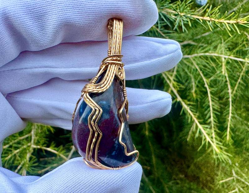 Sugilith Mit Richterit, 14 Karat Unikat Gold Anhänger 92Ct Highquality Sugilith Richterit | Master Healer von nAturaIArT