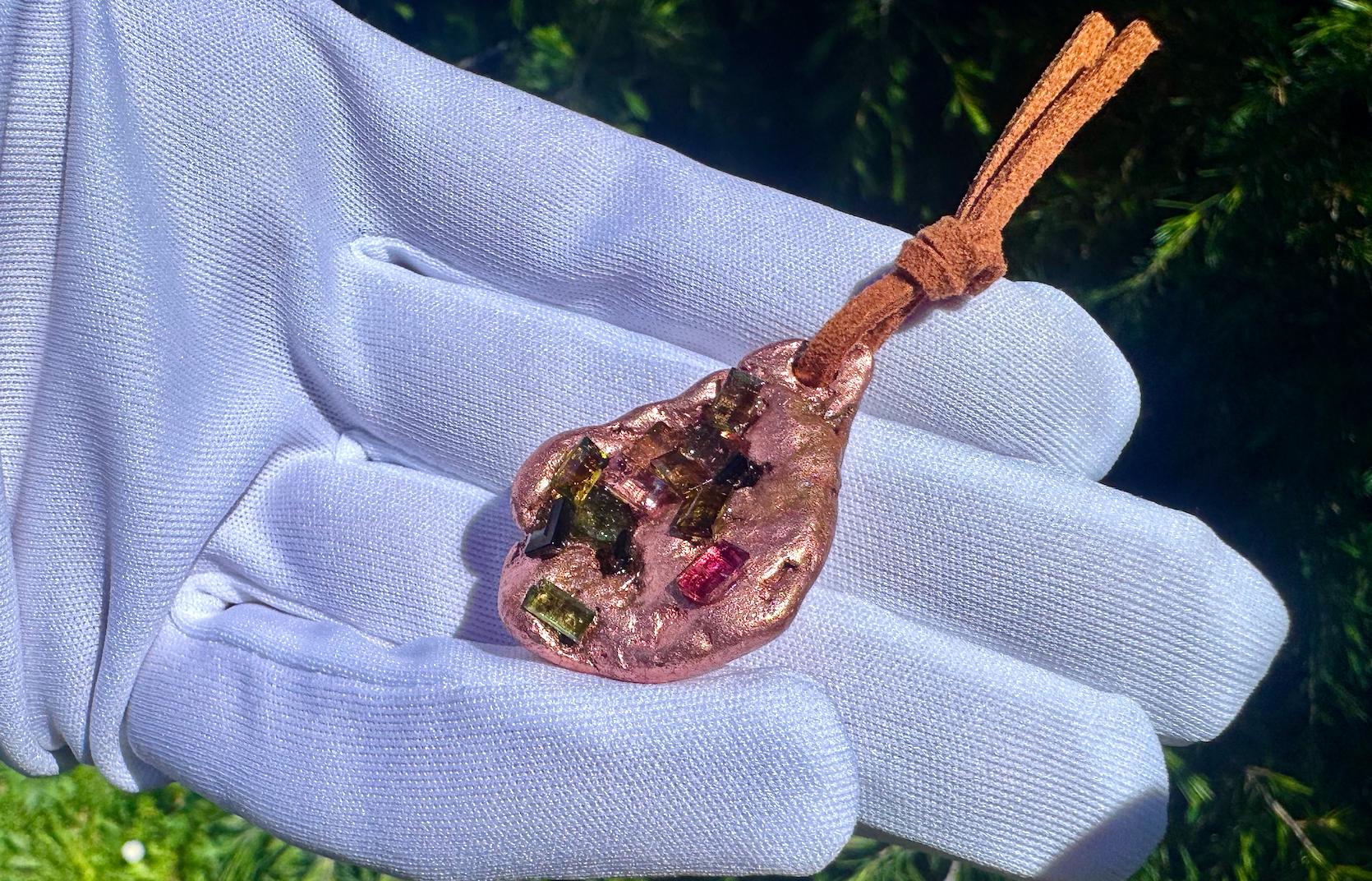 Top 120Ct Unikat Künstler Anhänger, Natürliches Kupfernugget Mit 14 Gefaßten Turmalinen Im Bagutte & Brillantschliff von nAturaIArT