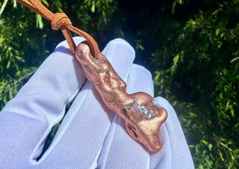 Top 192Ct Unikat Künstler Anhänger, Natürliches Kupfernugget Mit 2 Gefaßten Aquamarin Edelsteinen Im Bagutteschliff von nAturaIArT