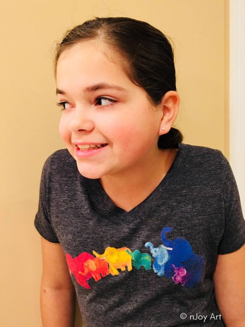 Elefant Regenbogen T-Shirt Damen Ausgestattet Heidev-Ausschnitt T-Shirt, Holzkohle von nJoyArt