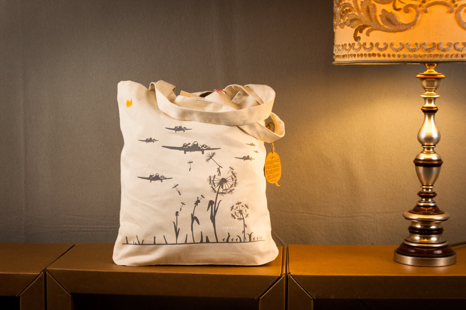 Coole Einkaufstasche Mit Pusteblume Aufdruck/Jutebeutel Farbe Natur Beige - Motiv Hellgrau Pusteblumen Und Flugzeug von naaknaak