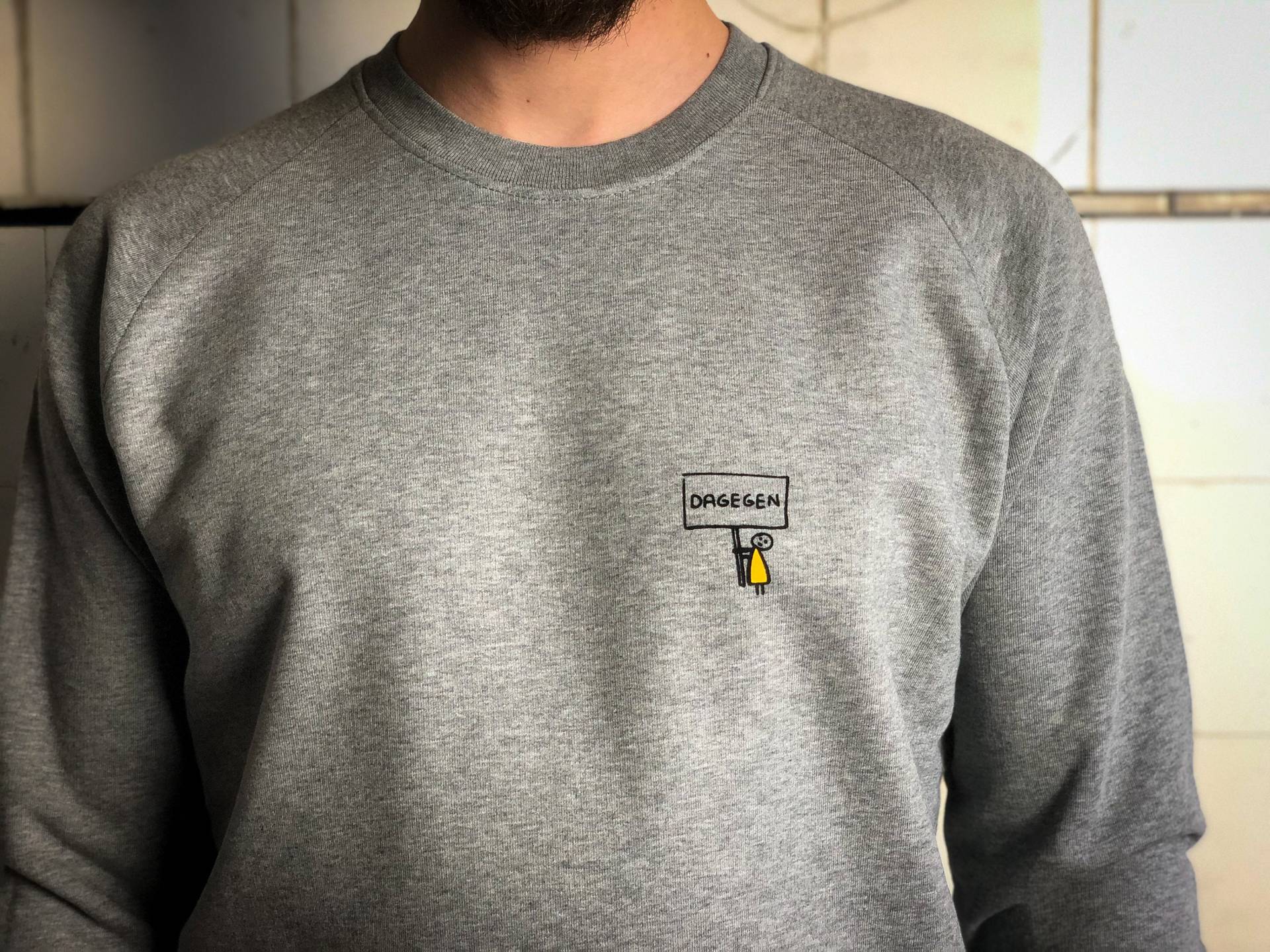 Dagegen Sweatshirt Für Männer in Grau Aus Biobaumwolle Mit Lustigem Brustlogo Flock von naaknaak