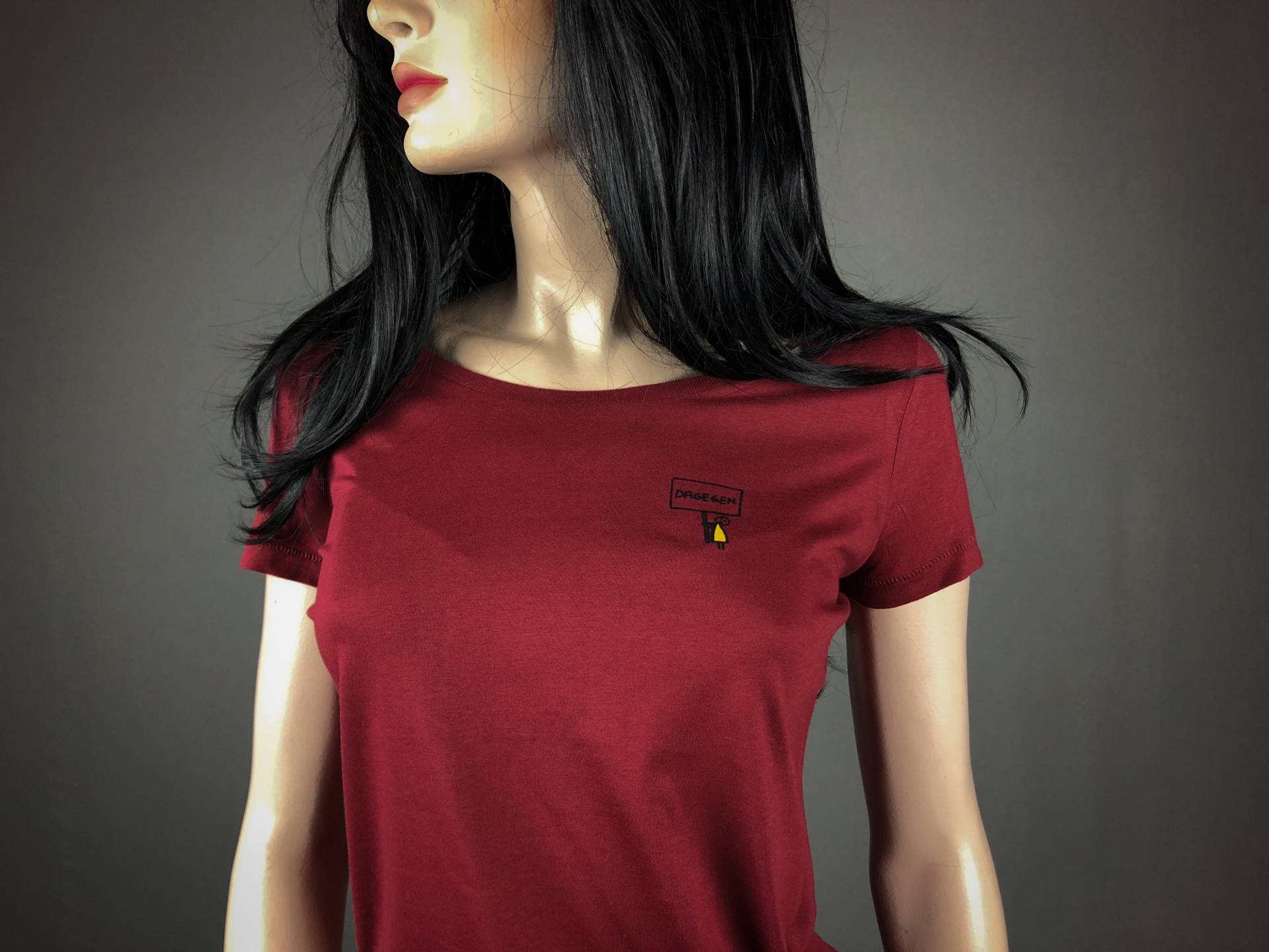 Damen T-Shirt Dagegen Bio Shirt Demo Bordeaux Rot Mit Lustigem Druck Spruch Motiv Aus Flock + Weitere Farben von naaknaak