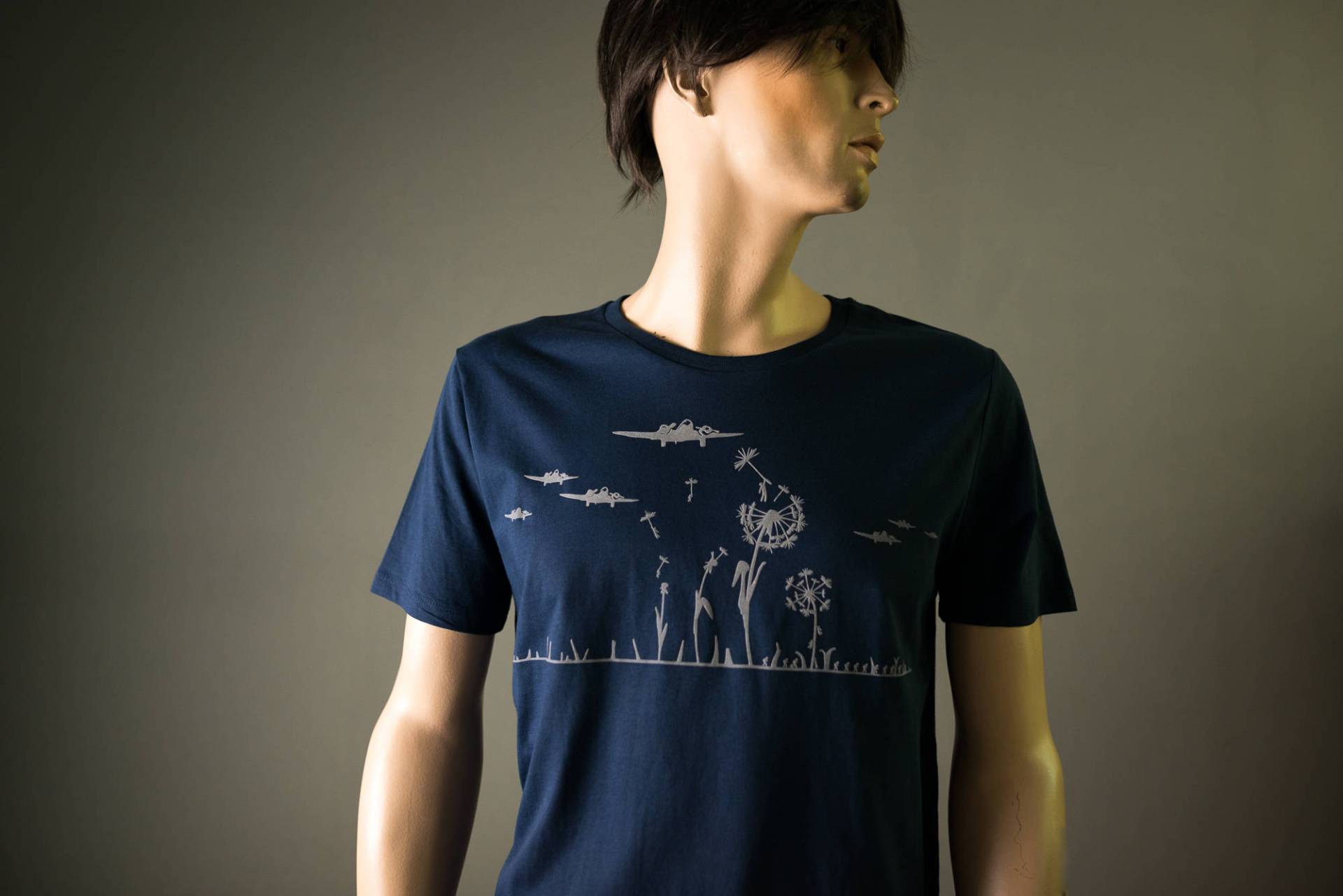 Dunkelblaues T-Shirt Für Männer Bio Shirt Mit Flugzeugen Dunkel Blau Tshirt Motiv in Grau Aus Flock Tshirt - Mehr Farben Zur Auswahl von naaknaak