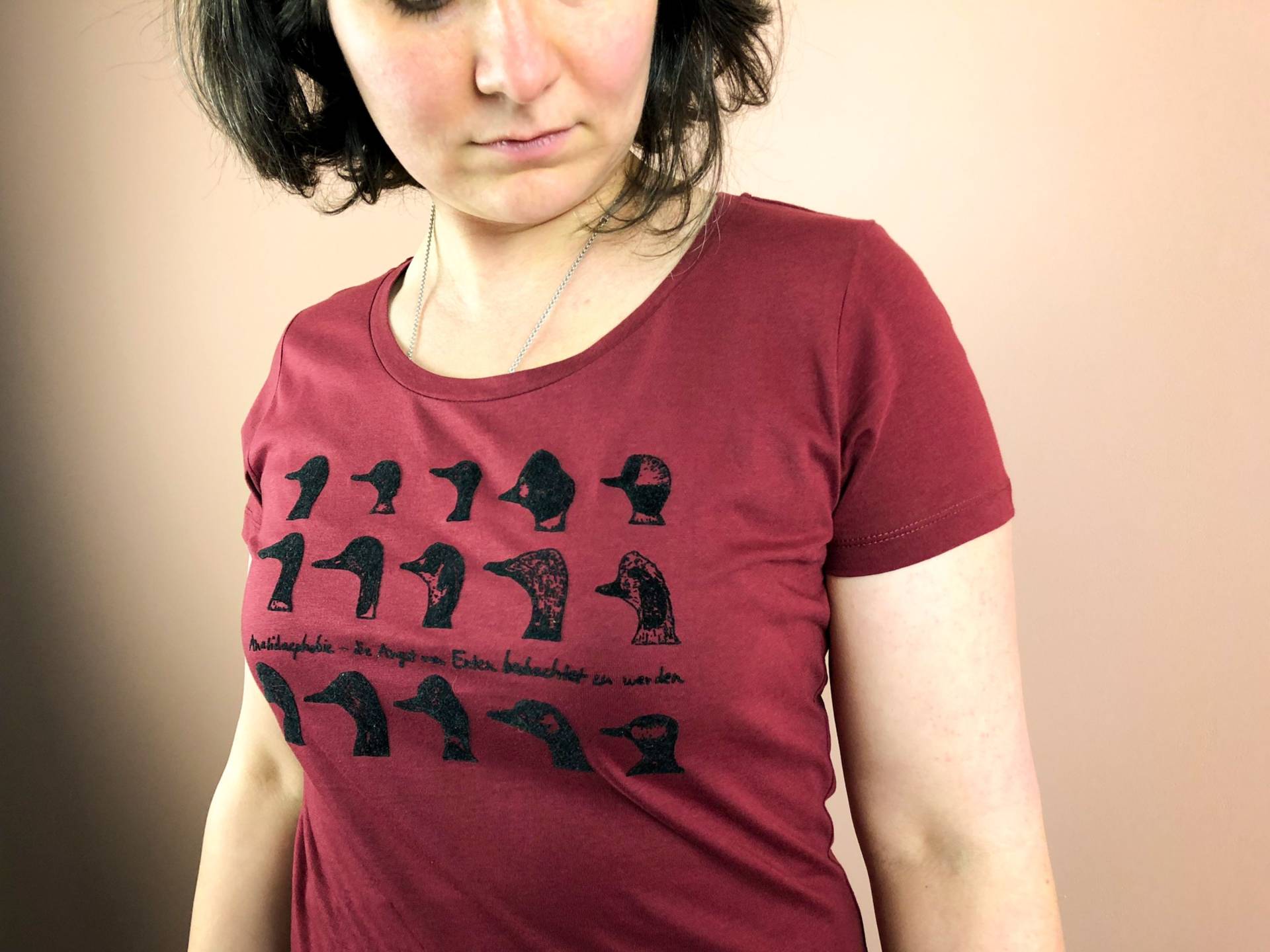 Entenphobie Shirt Für Damen, Phobie Shirt, Humor T - Enten Motiv Bio T-Shirt, Toller Flock Druck, Bordeaux + Farbauswahl von naaknaak