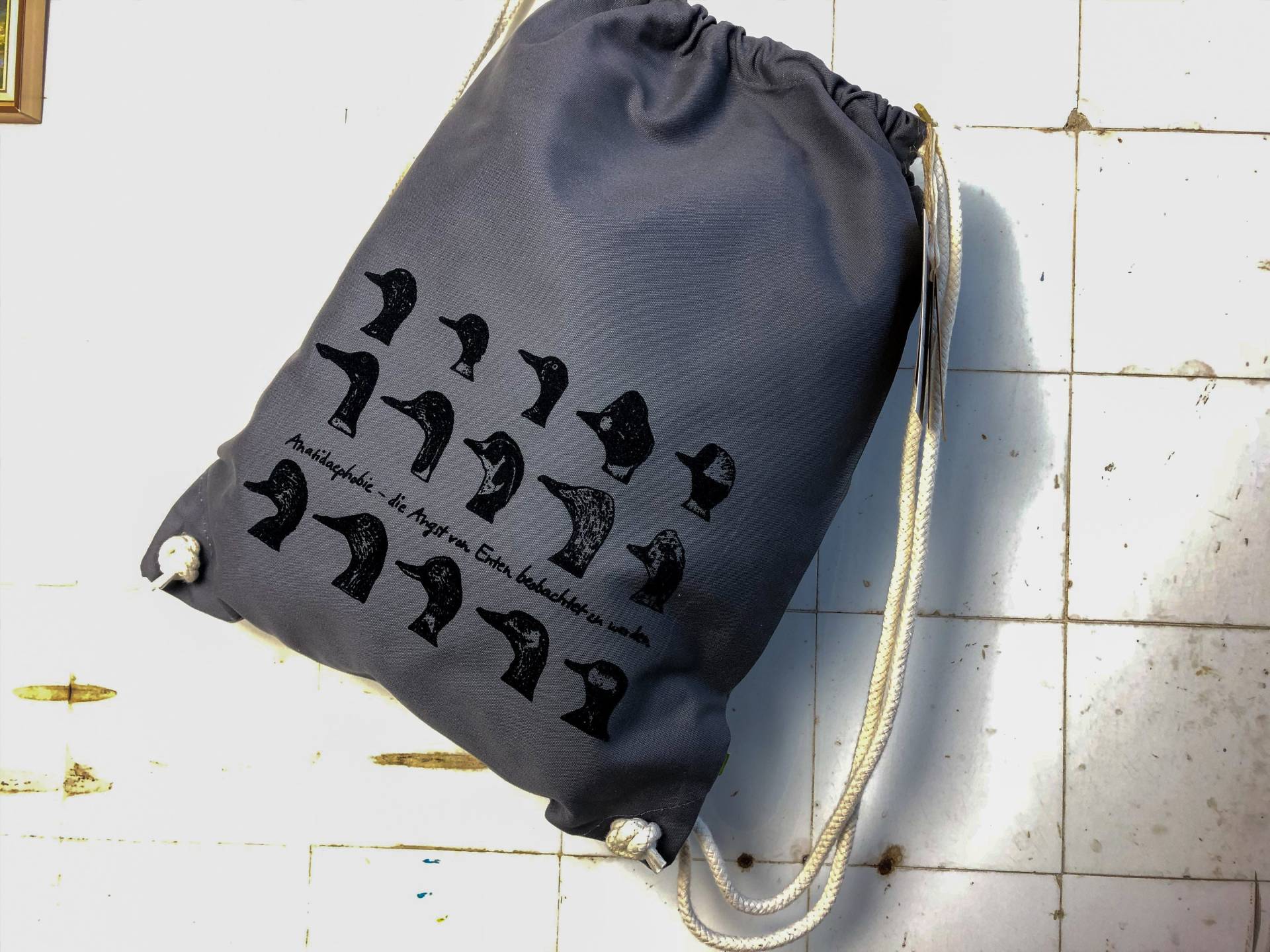 Grauerturnbeutel/Rucksack Mit Schwarzem Humor Aufdruck, Entenphobie , Geschenk Für Weihnachten Auch in Anderen Farben von naaknaak