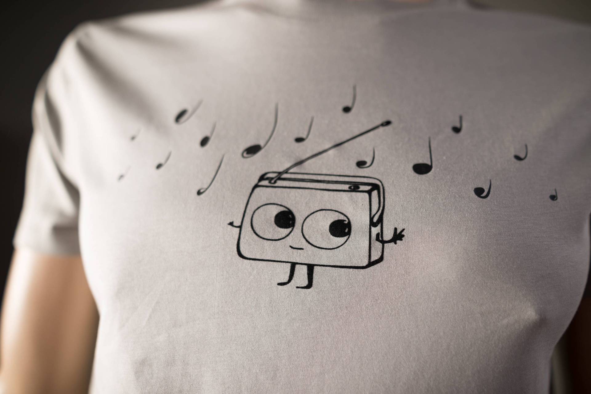 Musik T-Shirt Für Männer Farbe Stone - Süsses Radio Und Musiknoten Aus Flock Motiv in Schwarz Von Naaknaak Shirt Biobaumwolle von naaknaak