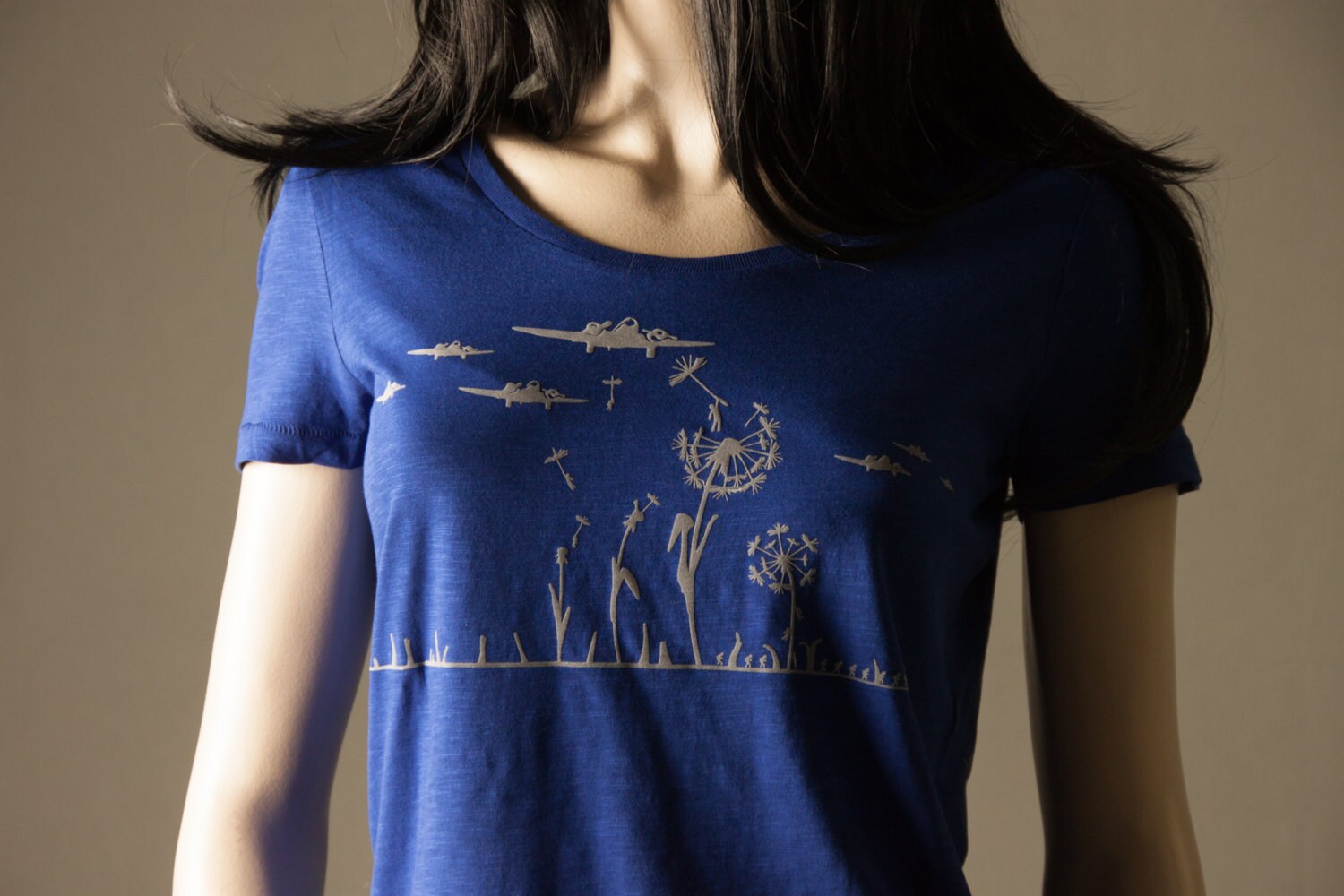 Pusteblume Shirt Für Frauen Military T-Shirt Biobaumwolle Flieger + Pusteblumen Blau Mit Motiv in Grau Aus Flock Blaues Tshirt Blumen Shirt von naaknaak