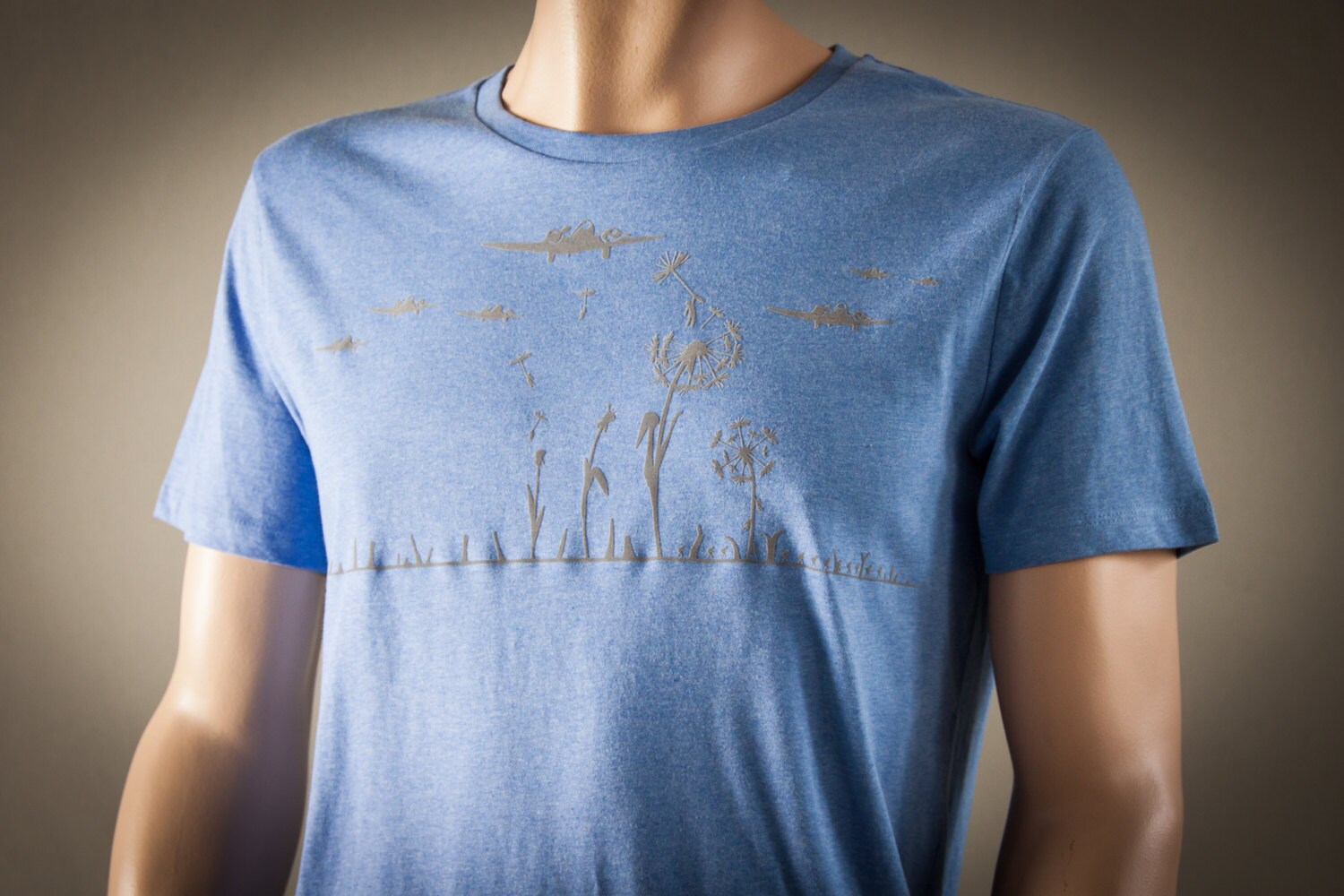 Pusteblume Shirt Für Männer Organic T-Shirt Military Bio Und Fair Hergestellt Flieger Blow Away Tshirt Mit Motiv Aus Flock Hellblau Meliert von naaknaak