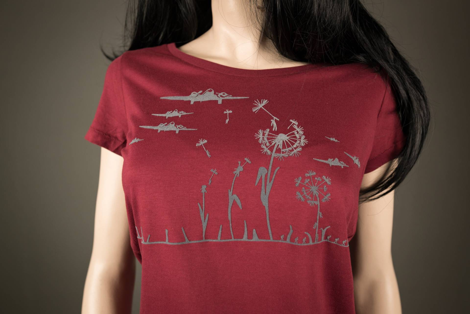 Pusteblume T-Shirt Aus Biobaumwolle Für Frauen Military Flieger Und Pusteblumen Bordeaux Rot Blumen Motiv in Grau Flock Bedrucktes Shirt von naaknaak