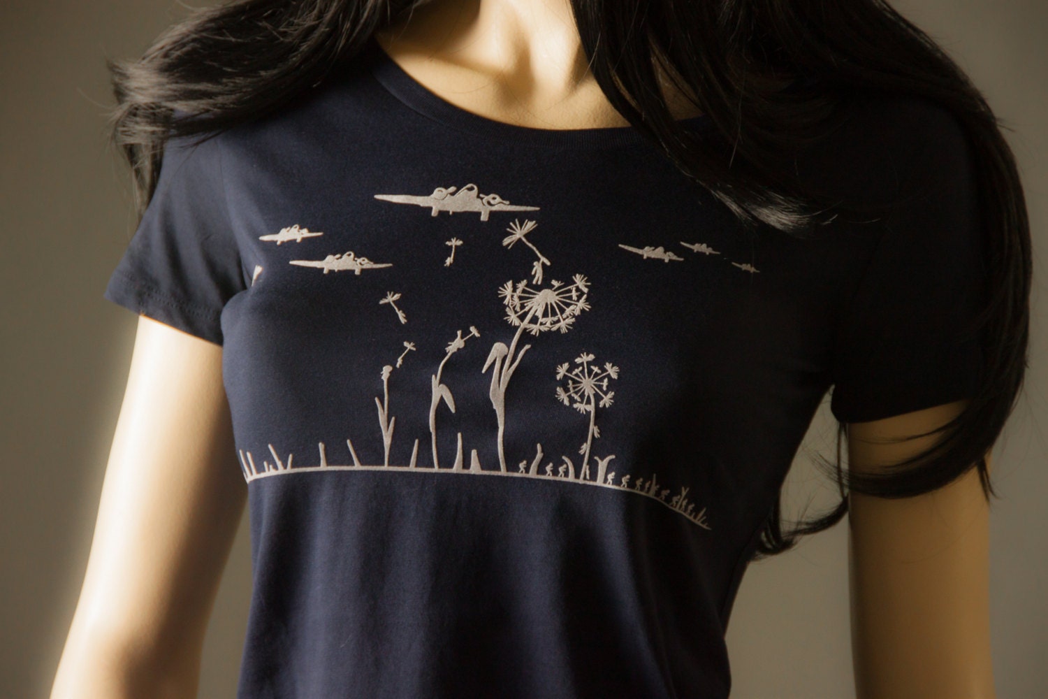 Pusteblume T-Shirt Fair Wear Für Frauen Military Flieger Und Pusteblumen Dunkelblau Mit Motiv in Grau Aus Flock von naaknaak