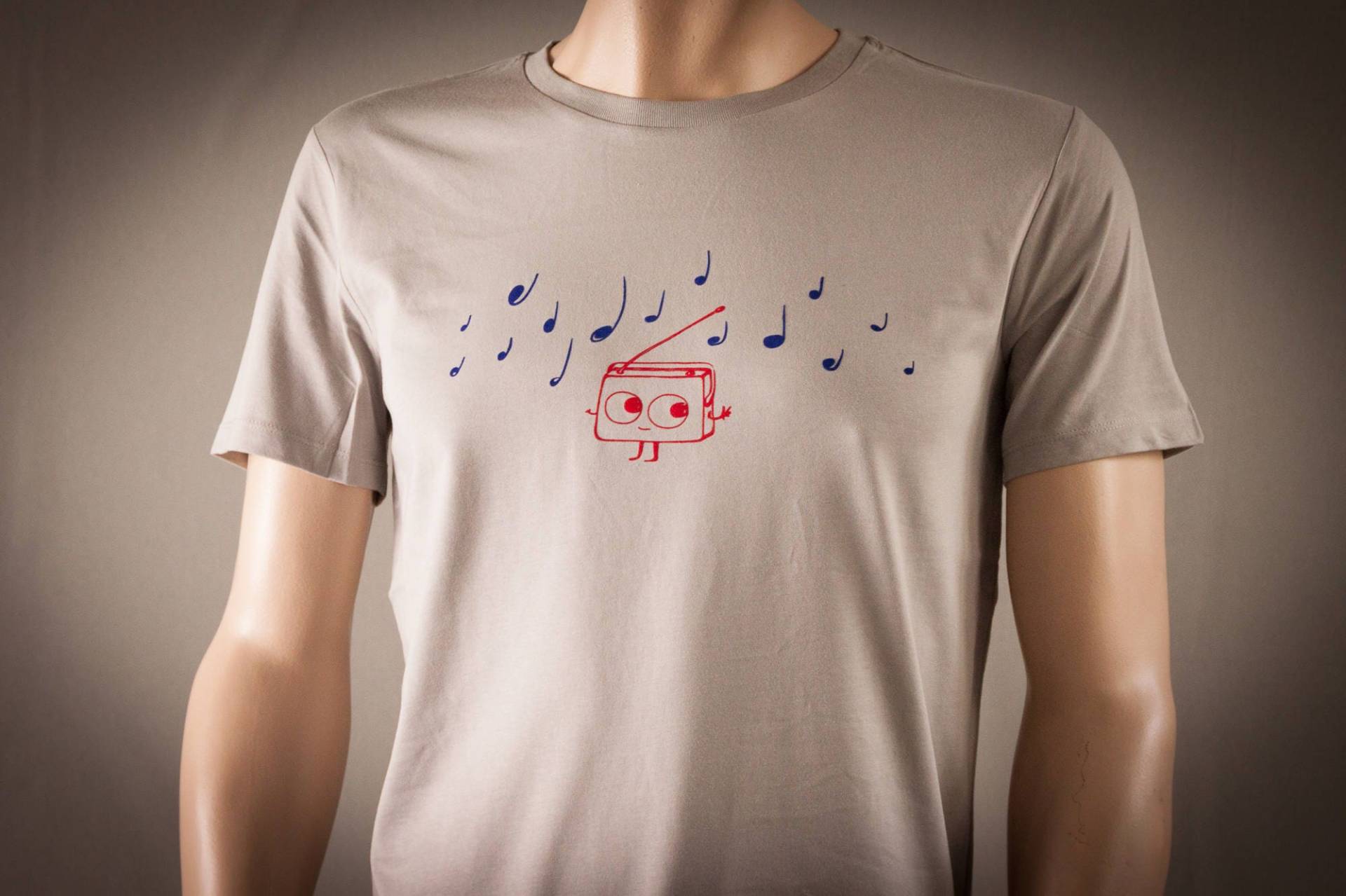 Radio Musik T-Shirt Für Männer Farbe Stone - Süsses Rotes Und Blaue Musiknoten Aus Flock Motiv Von Naaknaak Shirt Biobaumwolle von naaknaak