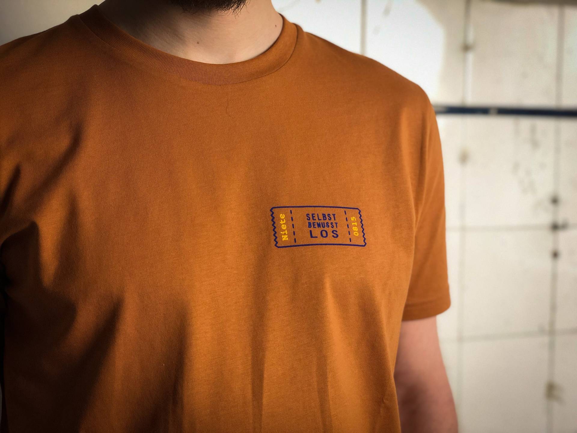 Selbstbewusstlos Männer T-Shirt Bio Shirt Orange Mit Lustigem Druck Motiv Aus Flock Humor + Weitere Farben von naaknaak