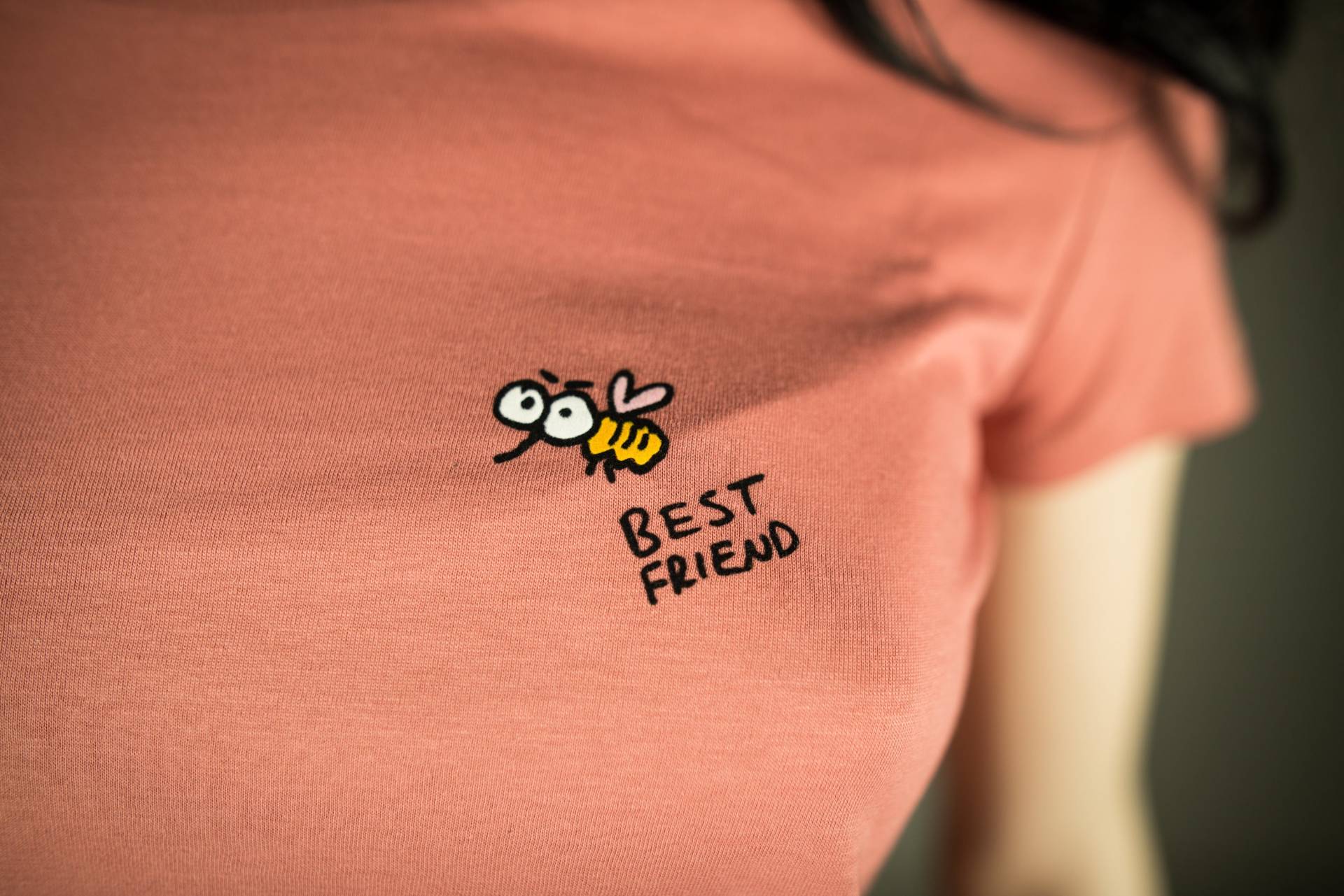 T-Shirt Für Frauen Mit Biene Oder Wespe, Lustiges Beste Freunde Motiv Bio Shirt, Aus Flock Farbe Lachs Rot Rose + Weitere Farben von naaknaak