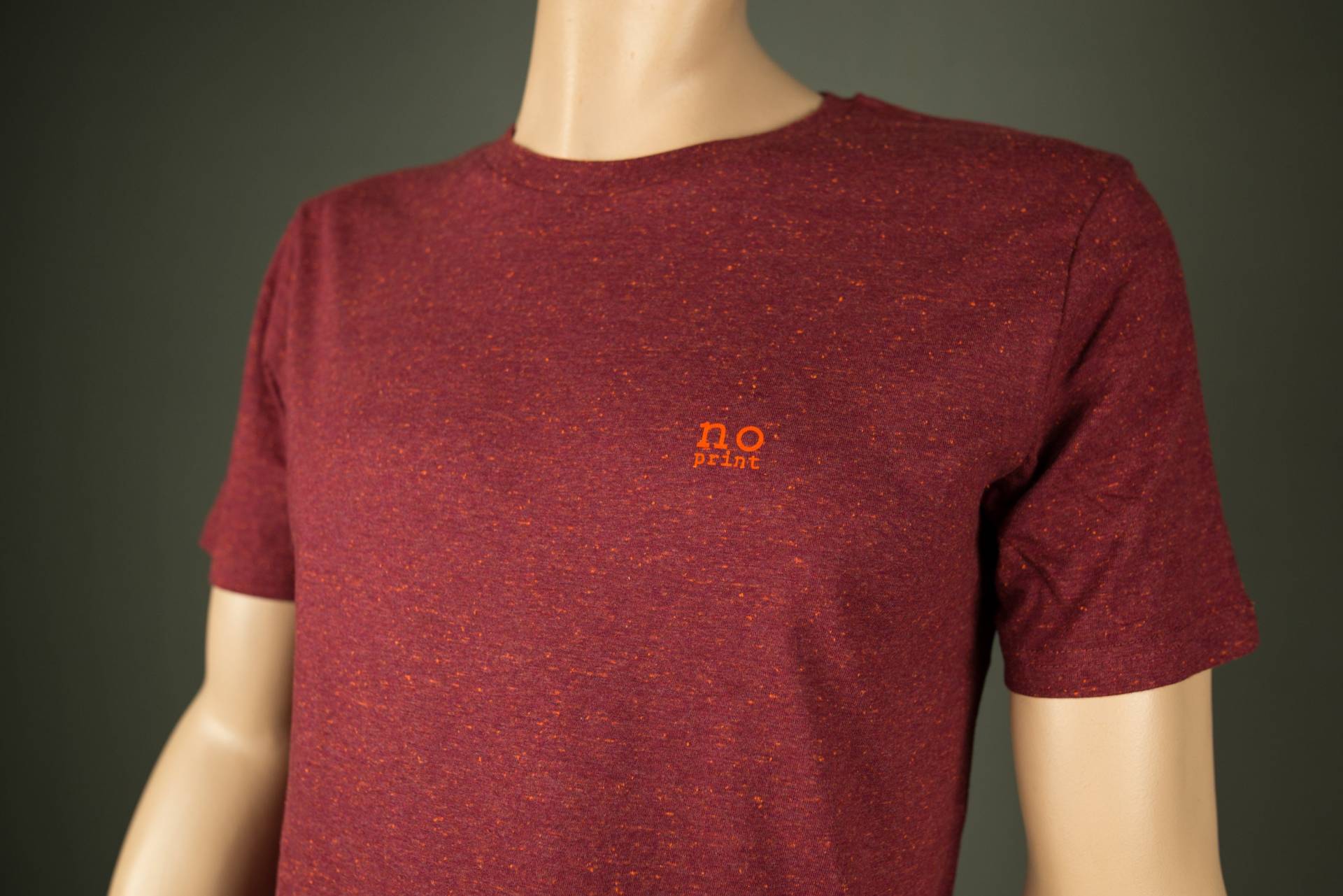 T-Shirt Für Männer Aus Biobaumwolle Mit No Print Brustlogo Flock Bordeaux von naaknaak