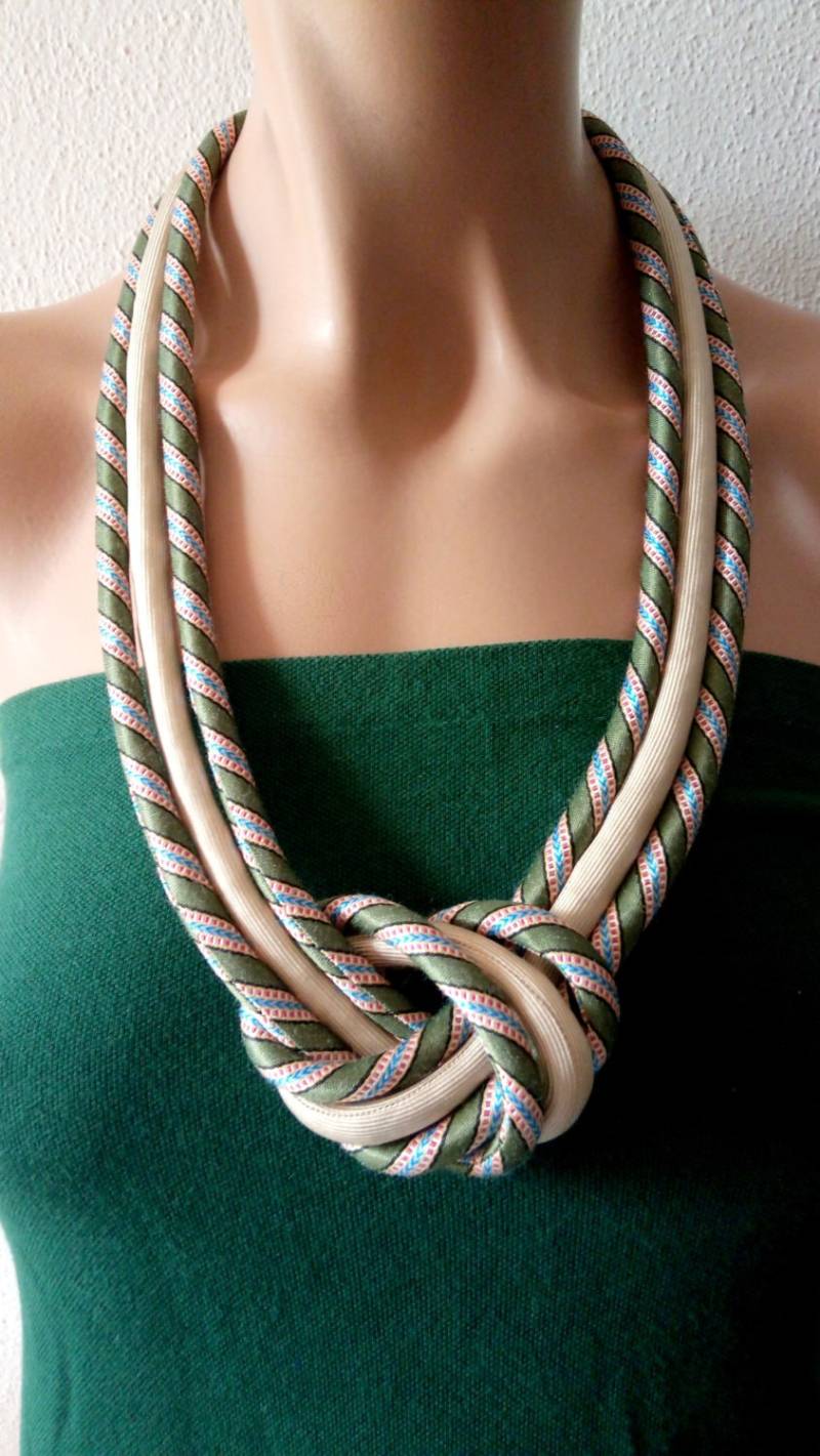 Beige Seidenknoten Halskette - Eleganter Stilvoller Schmuck von nad205
