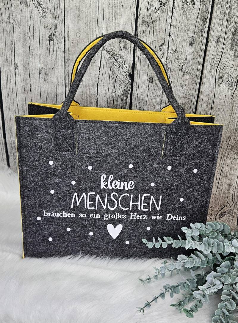 Filztasche Mit Spruch „Kleine Menschen Brauchen So Ein Großes Herz Wie Deins" | Geschenk Erzieherin Lehrerin Tagesmutter von nadelkonfetti